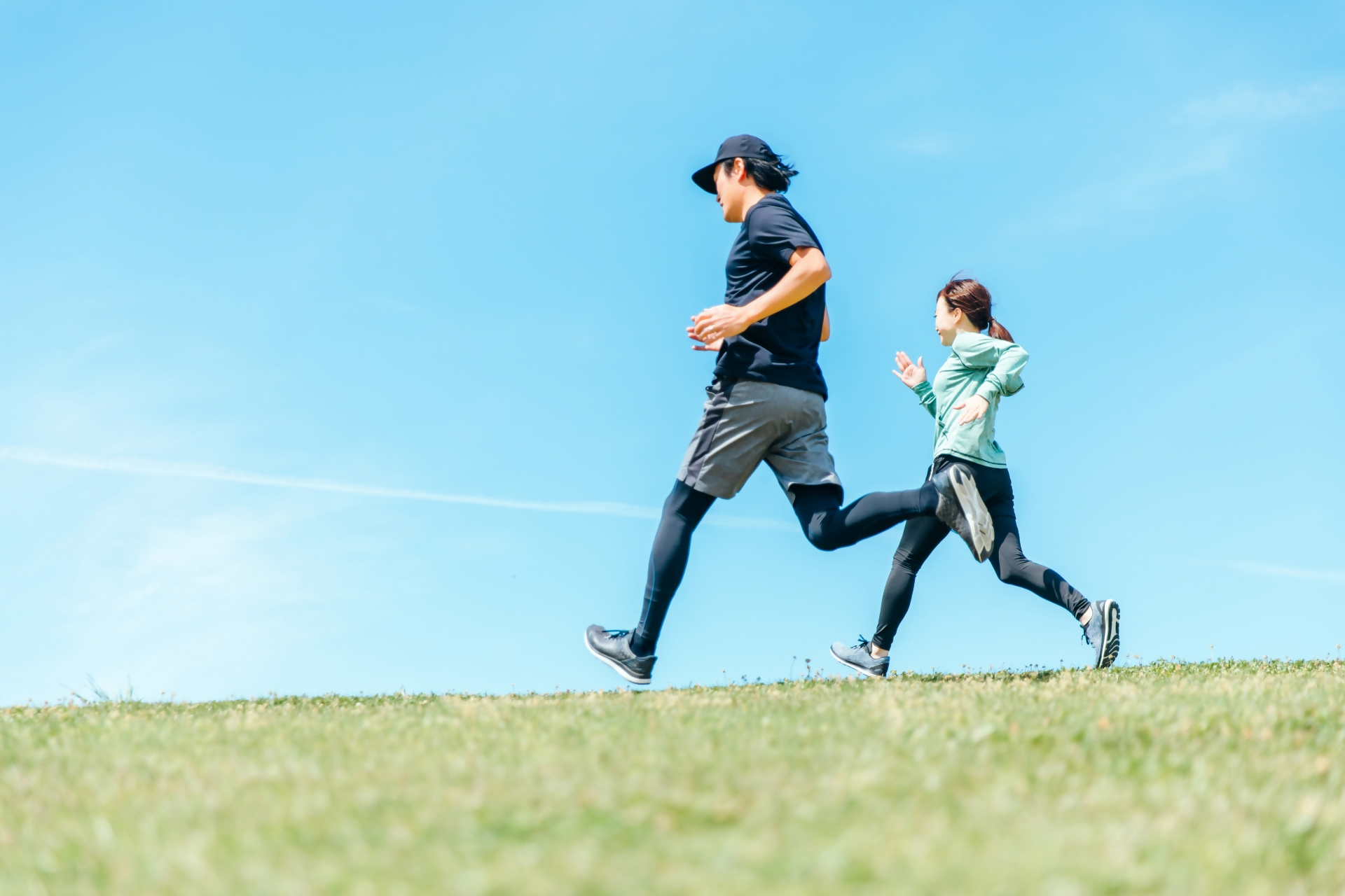 写真：ランニングしている男女