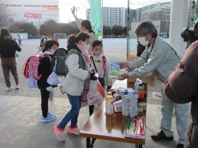 写真：つつじが丘小学校　フードドライブの様子