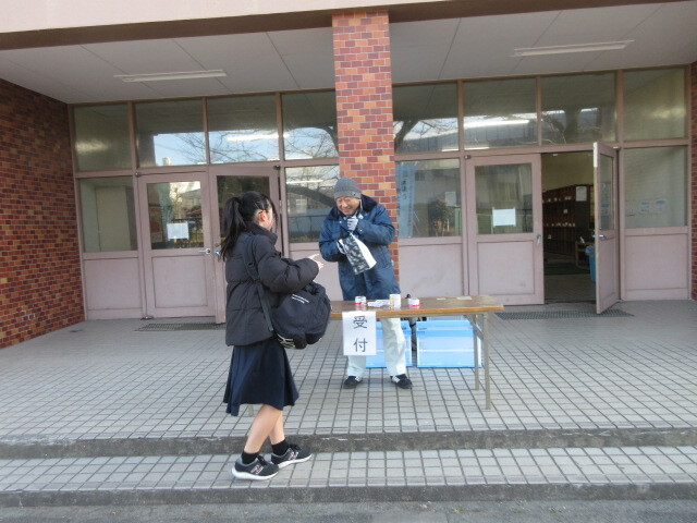 写真：多摩辺中学校でのフードドライブ