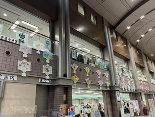 写真：市役所の壁面に小学生の手作りたこが飾られている様子1