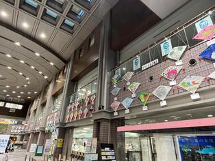写真：市役所の壁面に小学生の手作りたこが飾られている様子2