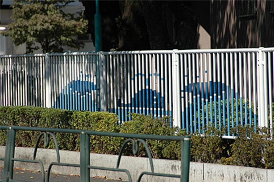 写真：学校のフェンス(拝島第二小学校)