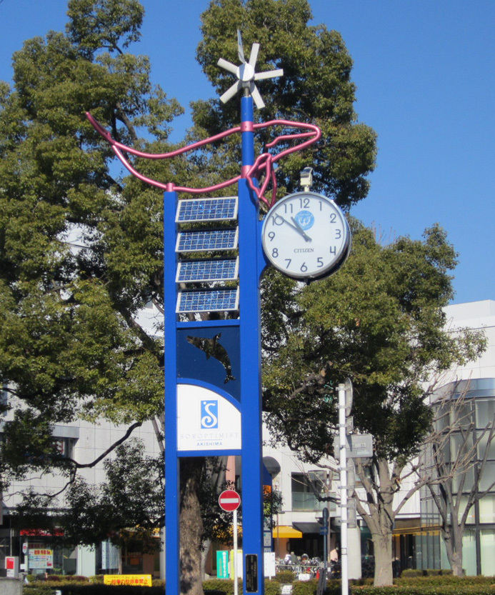 写真：時計台のオブジェ(昭島駅北口)
