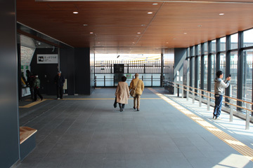 写真：東中神駅自由通路
