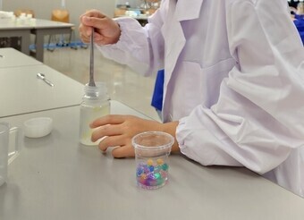 写真：フレグランス製作の様子