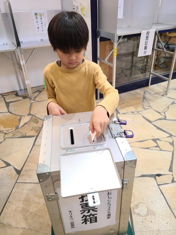 写真：投票しているかた2