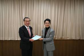 市長に答申を渡す藤原審議会会長