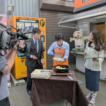 写真：ケンちゃん餃子株式会社で焼き餃子に挑戦しているようす