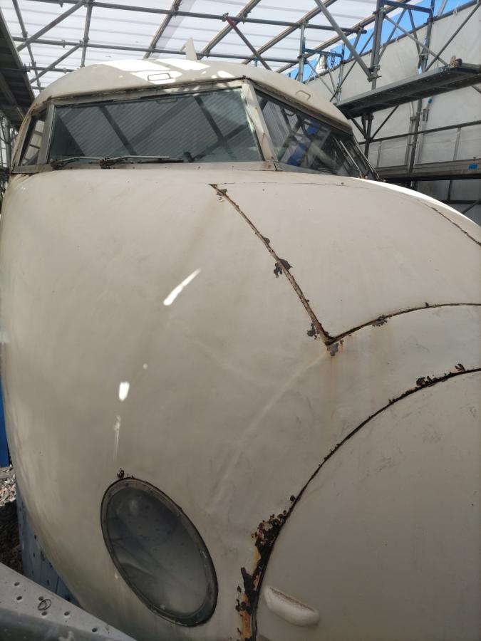 新幹線0系車両のさびの様子が見える写真です。