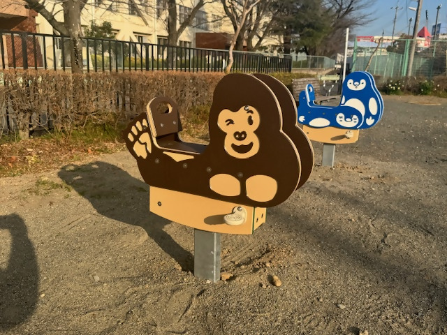 写真：スイング遊具ゴリラ