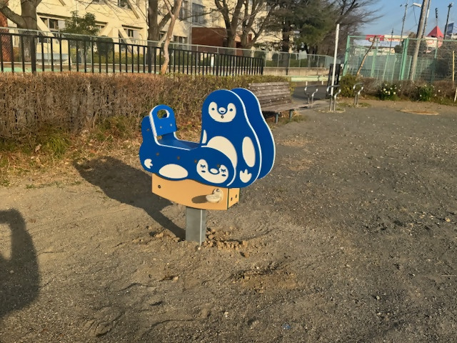 写真：スイング遊具ペンギン