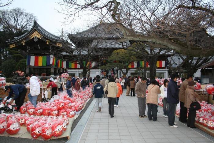 写真：だるま市で賑わっている様子