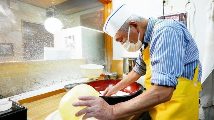 写真：うどんを打つ様子