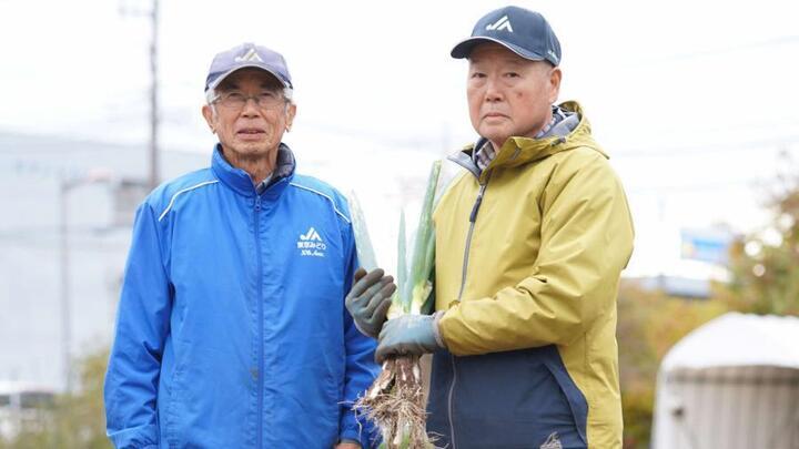 写真：拝島ねぎ保存会の井上さんと小町さん