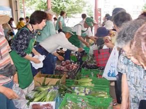 写真：東中神駅前商店街野菜市