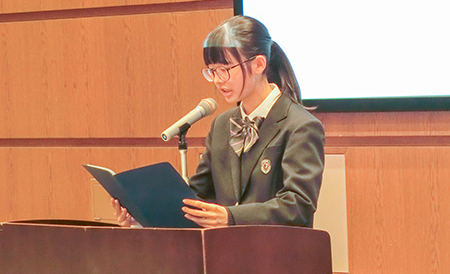 発表する生徒