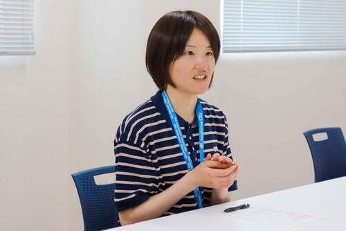 職員が話しているようす