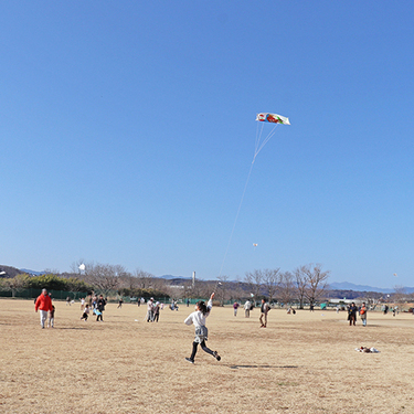 写真：たこをあげる子ども
